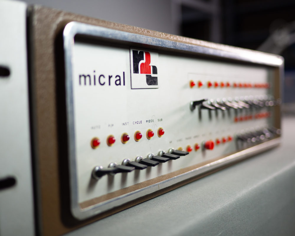 Gros plan sur le panneau frontal du Micral N restauré par l’association MO5