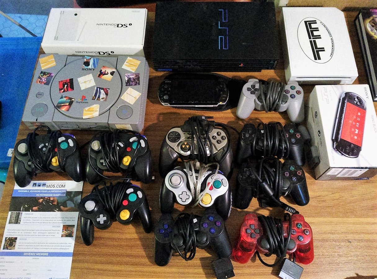 Consoles Nintendo et PlayStation du don de CBL